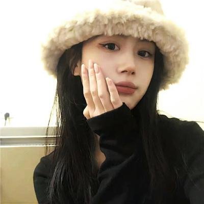 坐在酒吧里吃蛋糕